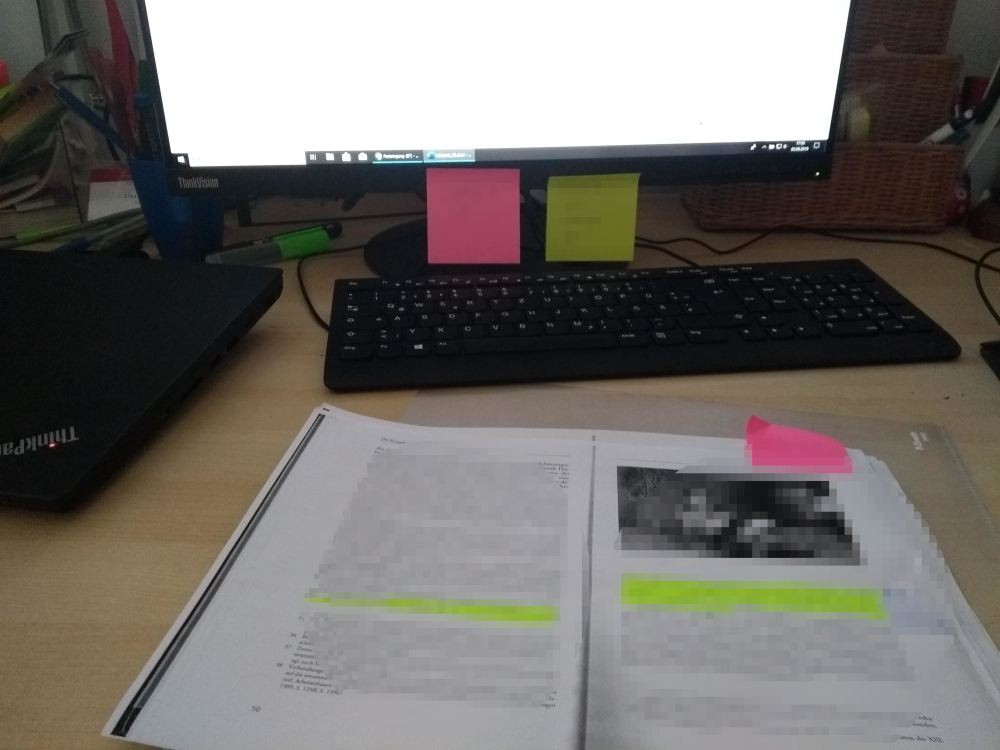 Arbeit am Text über Feldpost während des Ersten Weltkriegs.