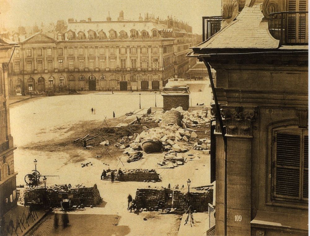 Historisches Foto mit Blick auf die Place Vendome in Paris mit zerstörter Säule.